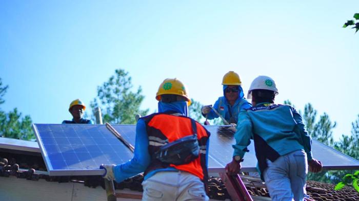 EBT-SUPER-SUN-Petugas-PLN-saat-melakukan-pemasangan-EBT-super-sun.jpg
