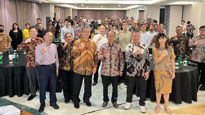 ECONOMIC-OUTLOOK-Ketua-Umum-Kadin-Jatim-Adik-Dwi-Putranto.jpg