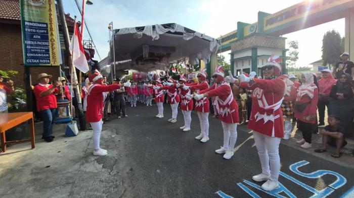 HUT Kemerdekaan RI ke-80, Emak-Emak Ponorogo Lomba Baris Tampilkan Defile Hingga Yel-Yel