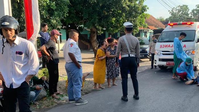 EVAKUASI-KORBAN-Petugas-sedang-mengevakuasi-korban-kecelakaan-di-Jala.jpg
