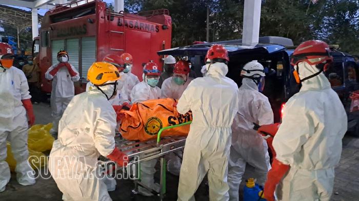 EVAKUASI-Proses-evakuasi-korban-ambruknya.jpg