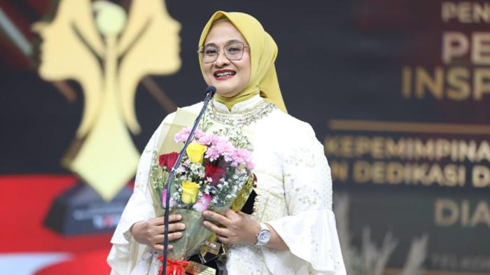 EXCELLENT-MOM-Dirut-Telkom-Dian-Siswarini-saat-menerima-penghargaan.jpg