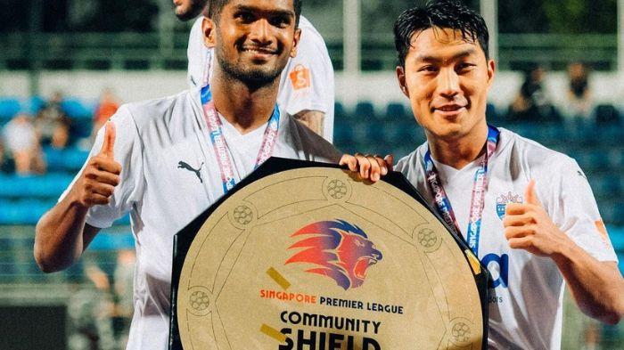 Eks-Persebaya-Surabaya-Song-Ui-Young-kanan-memamerkan-juara-a.jpg