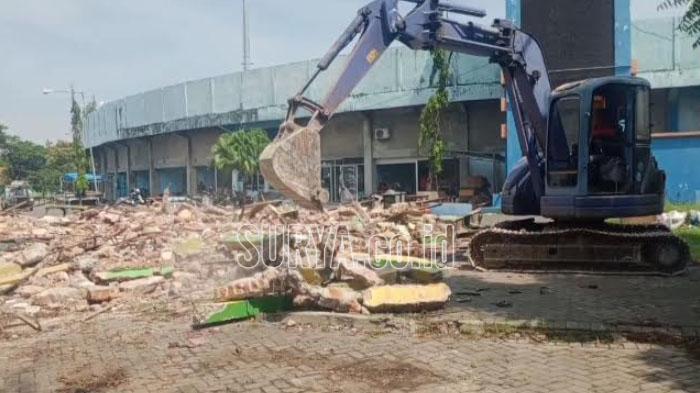 Stan Permanen PKL Depan Stadion Surajaya Kabupaten Lamongan Diratakan dengan Tanah