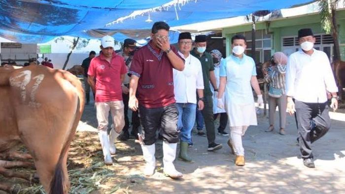 Emil-Dardak-tinjau-penyembelihan-hewan-kurban-di-RPH-Pegirian-Kota-Surabaya.jpg