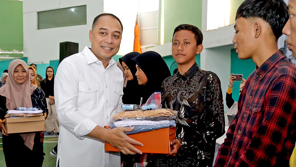 Pemkot Surabaya Salurkan Bantuan Pendidikan bagi 7.380 Siswa SMA Sederajat - Surya.co.id