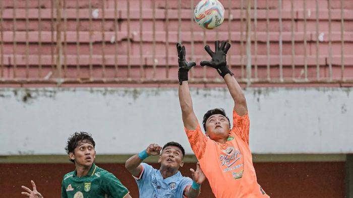 Ernando-Ari-saat-menangkap-bola-di-laga-Rans-vs-Persebaya-Surabaya.jpg