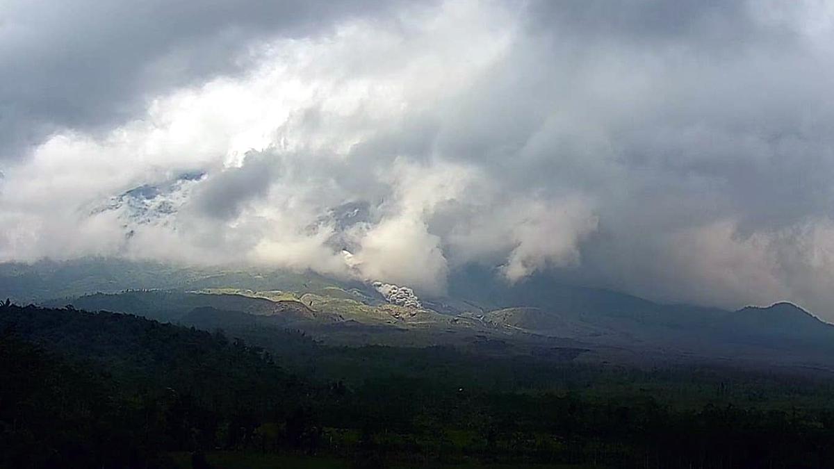 Erupsi Gunung Semeru 14 Januari 2026: Awan Panas Meluncur 5 KM, Warga Diminta Waspada Hujan Abu