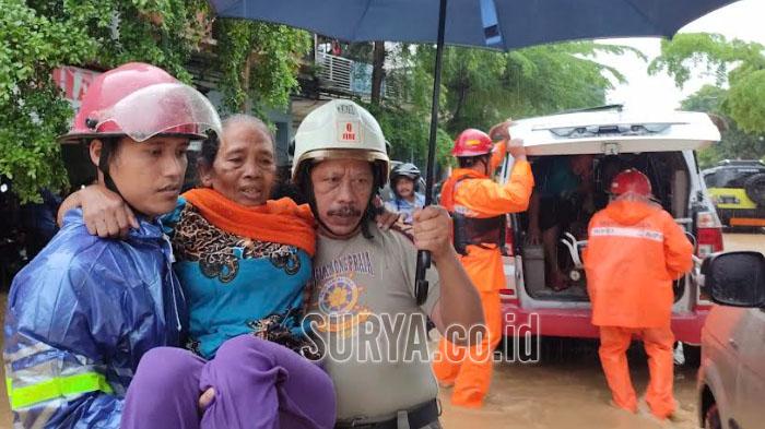 Warga Terdampak Banjir Dievakuasi Ke Kantor Kecamatan Trenggalek dan GOR
