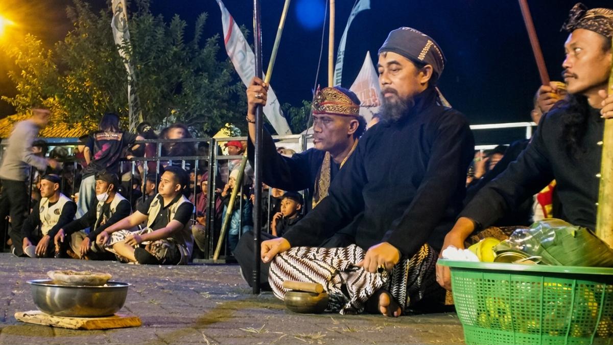 Dosen Antropologi UB Klarifikasi Daftar Harga di Pesarean Gunung Kawi - Surya.co.id
