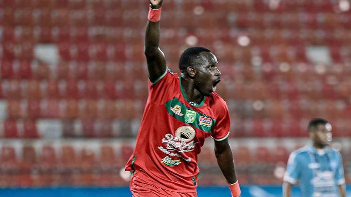 Flavio-Silva-merayakan-golnya-di-laga-PSBS-Biak-vs-Persebaya-Surabaya.jpg