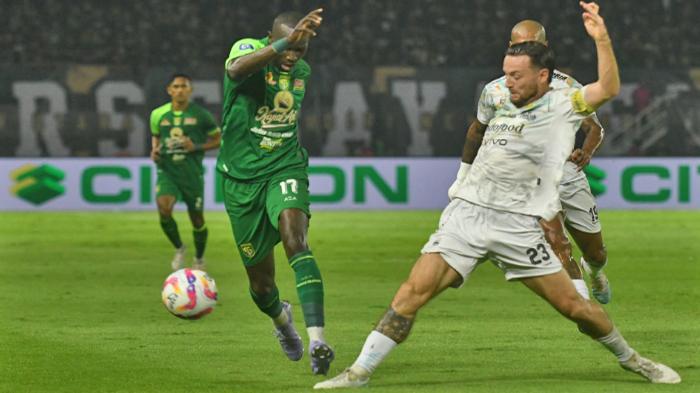 surabaya/Flavio-kiri-berebut-bola-dengan-pemain-Persib-Bandung-Marc-Klok.jpg