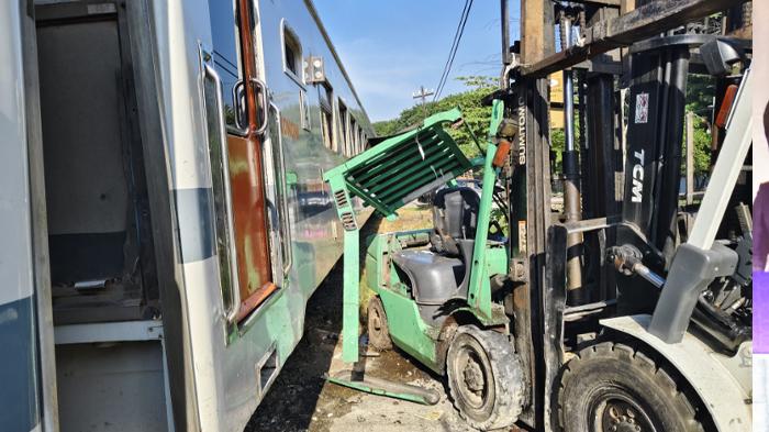 Lagi, KA Jenggala Alami Kecelakaan di Dekat Stasiun Indro Gresik, Gara-gara Forklift Parkir