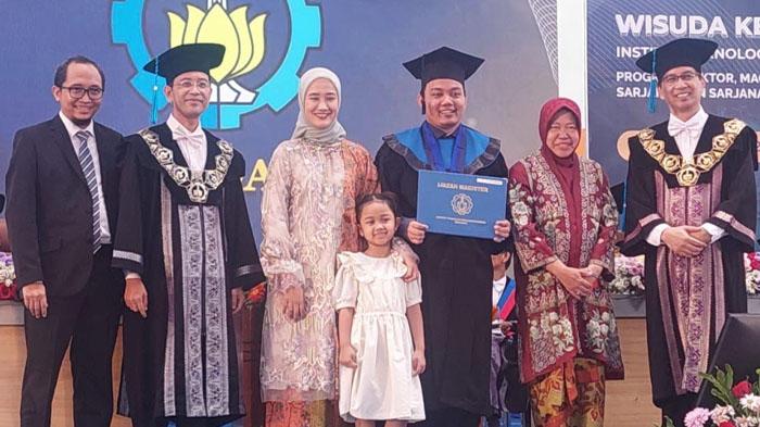 Ada Telepon Istri di Balik Perjuangan Keras Fuad Benardi Putra Risma Lulus S2 ITS