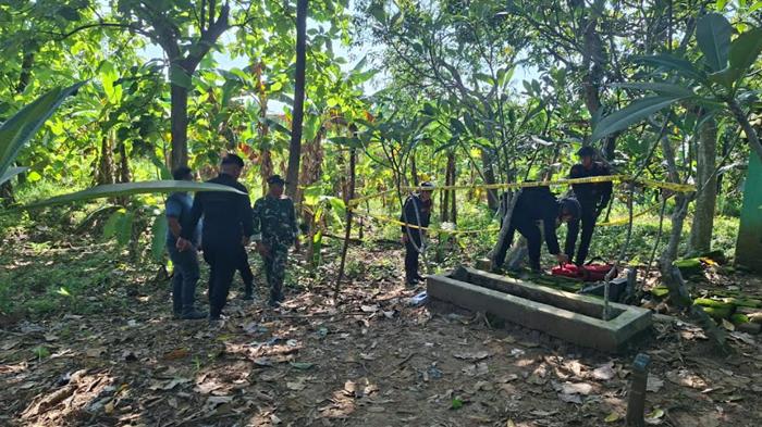 Warga Desa Setro Gresik Temukan Granat Nanas saat Bersihkan Makam