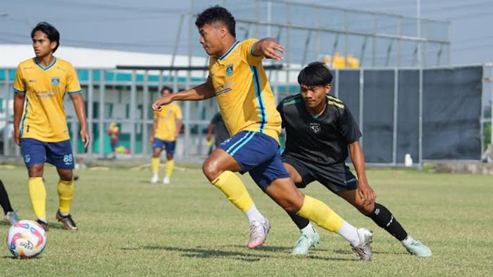 GRESIK-UNITED-Aksi-punggawa-Gresik-United-saat-beruji-coba-mel.jpg