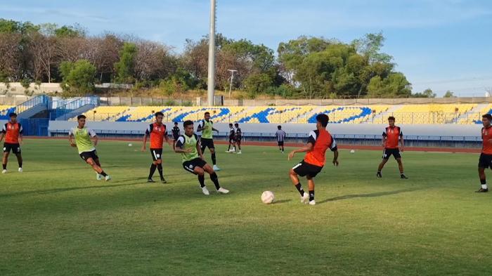 GRESIK-UNITED-Para-pemain-Gresik-United-menjalani-latihan-JUMAT.jpg