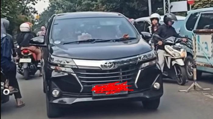 Gara-gara-Tak-Sabar-Kena-Macet-Emak-emak-Pengemudi-Avanza-Terobos-Pembatas-Jalan-dan-Lawan-Arah.jpg