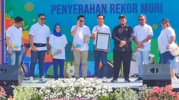 Diikuti 2.200 Peserta, PLN Jatim Raih Rekor MURI Konvoi Motor Listrik di Hari Listrik Nasional 2024
