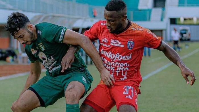 George-Brown-saat-mengawal-Privat-Mbarga-di-laga-Bali-United-vs-Persebaya-Surabaya.jpg