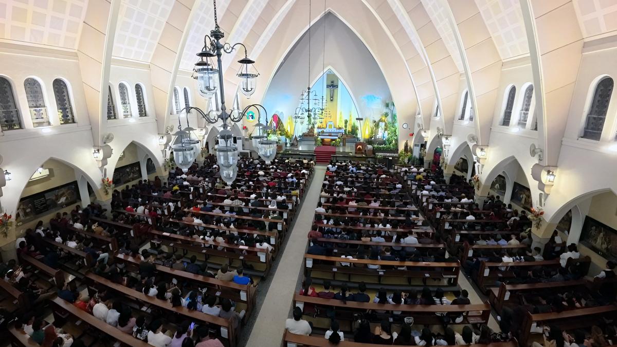Ribuan Umat Padati Misa Malam Natal di Gereja Katedral Ijen Malang, Penuh Khidmat dan Tertib