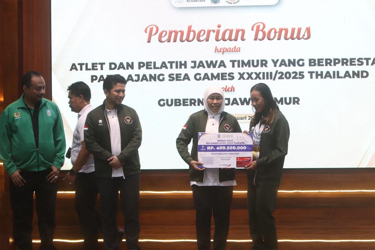 Gubernur-Jatim-Khofifah-serahkan-bonus.jpg