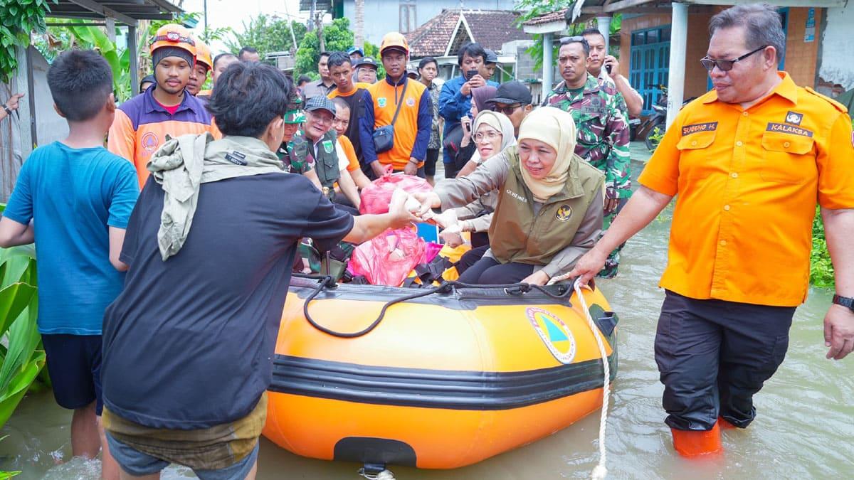 Gubernur-Jawa-Timur-Khofifah-Indar-Parawansa-bagikan-bantuan-untuk-korban-banjir-Pasuruan.jpg