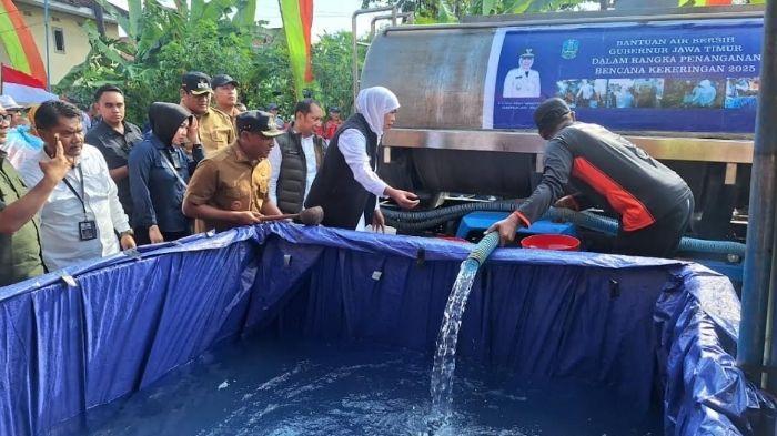 Gubernur-Jawa-Timur-Khofifah-Indar-Parawansa-menyalurkan-bantuan-untuk-mengatasi-kekeringan.jpg
