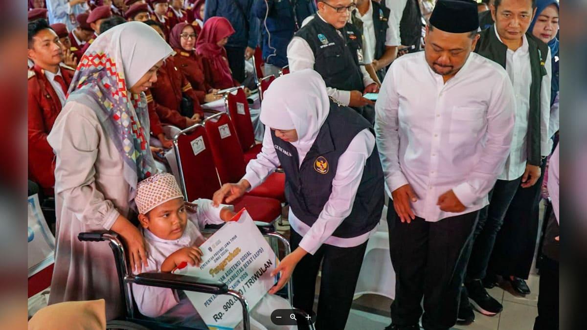 Gubernur-Jawa-Timur-Khofifah-Indar-Parawansa-salurkan-bsnsos-di-Gresik.jpg