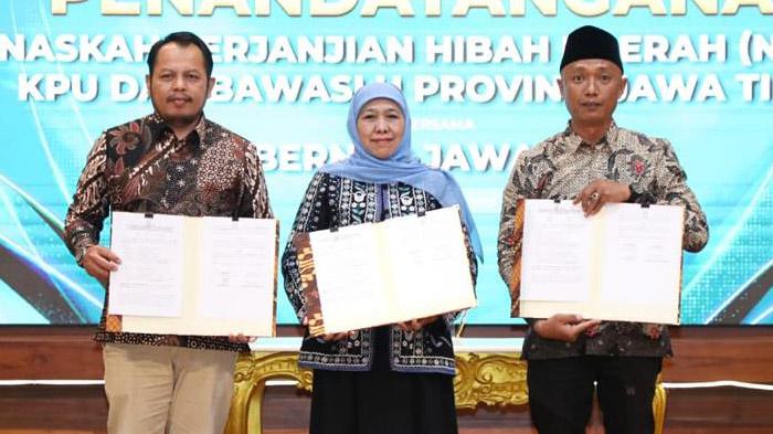 Gubernur-Khofifah-menandatangani-NHPD-bantuan-keuangan-penyelenggaraan-Pilgub-Jatim-2024.jpg