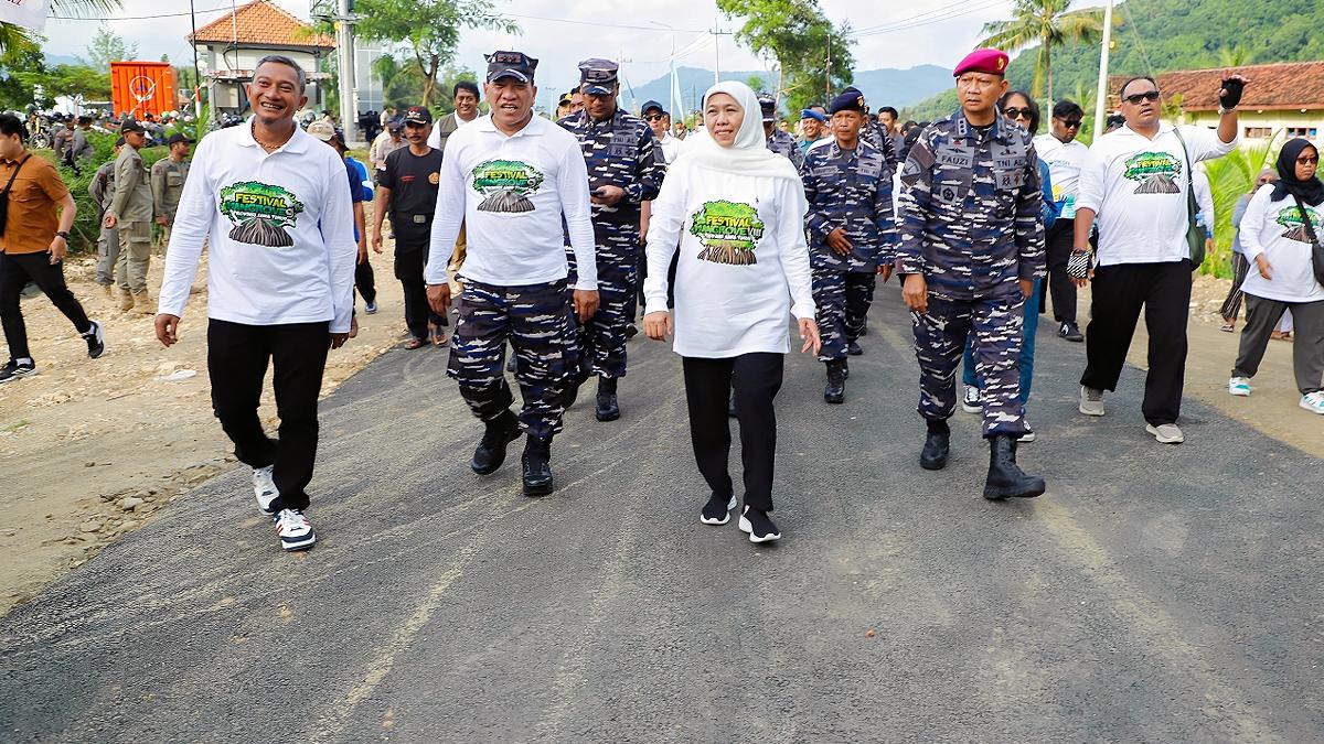 Muluskan Akses Nelayan dan Wisata, Khofifah Rampungkan Perbaikan 1,7 Km Jalan di Pacitan
