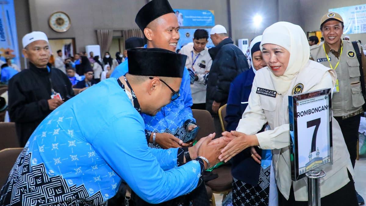 Gubernur-Khofifah-menyambut-kepulangan-jemaah-haji-Kloter-I-Debarkasi-Surabaya.jpg
