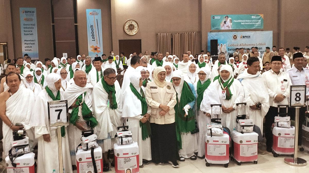 Gubernur-Khofifah-saat-melepas-jemaah-haji-Kloter-116.jpg