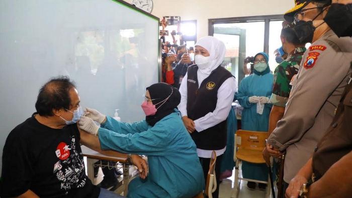 Gubernur-Khofifah-tinjau-vaksinasi-Covid-19-2312023.jpg