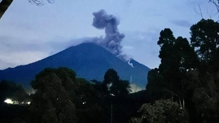 BREAKING NEWS - Gunung Semeru Keluarkan Awan Panas Setinggi 1 Km, Beberapa Wilayah Diguyur Abu