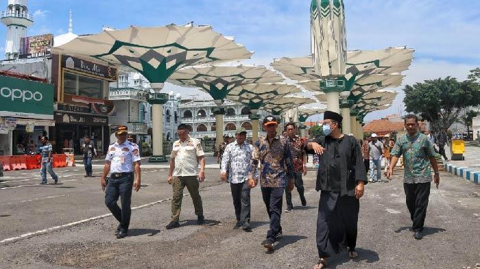 Tinjau Alun-alun Kota Pasuruan, Gus Ipul Ajak Pengunjung Jaga Kebersihan dan Ketertiban Lingkungan