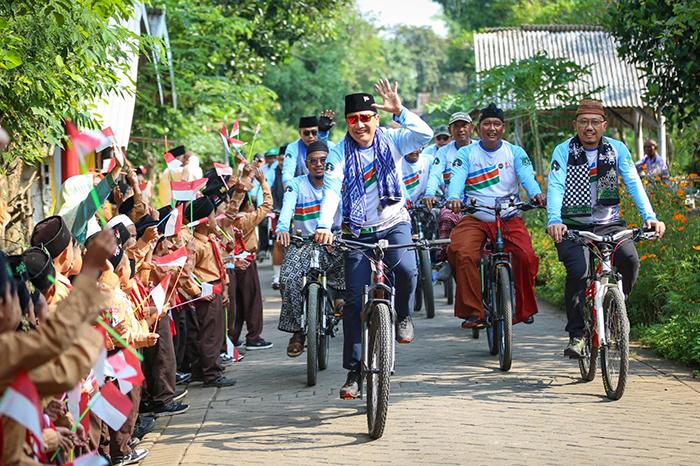 Gus-Irsyad-dan-Mas-Dion-kompak-mengikuti-acara-gowes-santri.jpg
