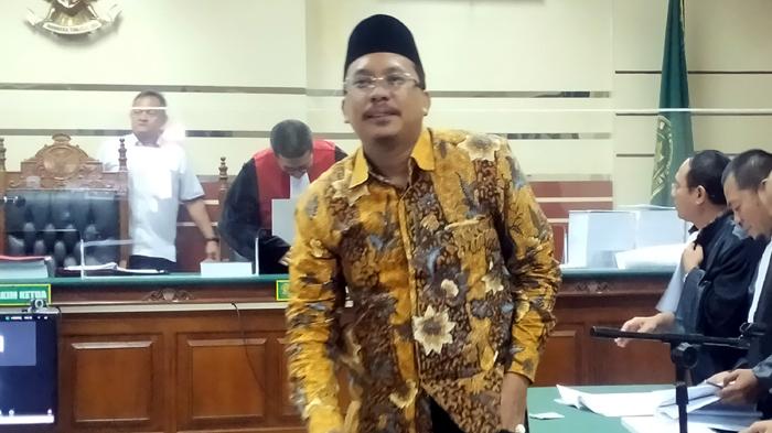 Gus-Mudhlor-keluar-berjalan-meninggalkan-ruangan-sidang-16122024a.jpg