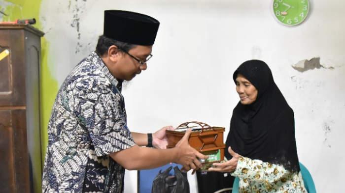 Gus-Muhdlor-memberikan-makanan-gratis-untuk-warga-lansia-miskin-di-Sidoarjo.jpg