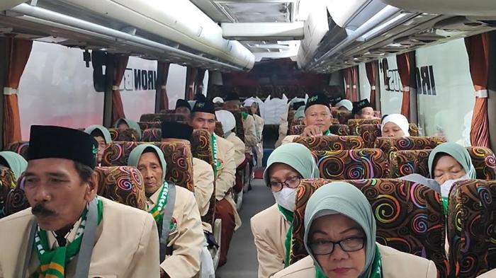 Sempat Tertunda, Wabup Syah Muhammad dan Istri akan Berangkat Haji Bersama 96 CJH Trenggalek Lainnya