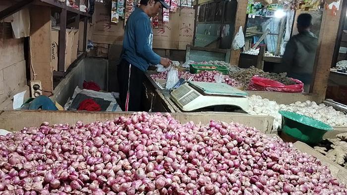 Harga Bawang Merah Tembus Rp60 Ribu/Kg, Pedagang Pasar Tanjung Jember Sebut Hujan Jadi Penyebab