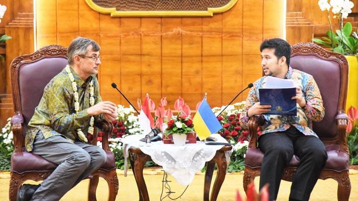HE-Dr-Vasyl-Hamianin-dan-Emil-Elestianto-Dardak.jpg