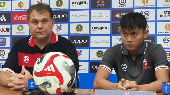 HUT-MADURA-UNITED-Pelatih-Madura-United-Carlos-Parreira-dalam-sesi-jumpa-p.jpg