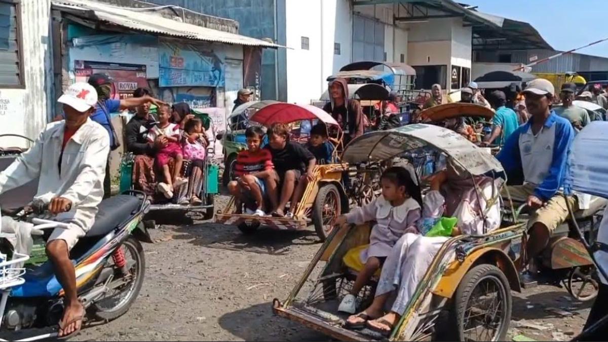 Tradisi Toron Petolekoran Warga Gili Ketapang Probolinggo, Ramai-ramai Belanja Kebutuhan Lebaran