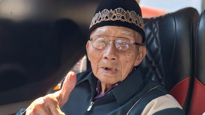 Hardjo-Mislan-atau-Mbah-Hardjo-jemaah-haji-tertua-Indonesia.jpg
