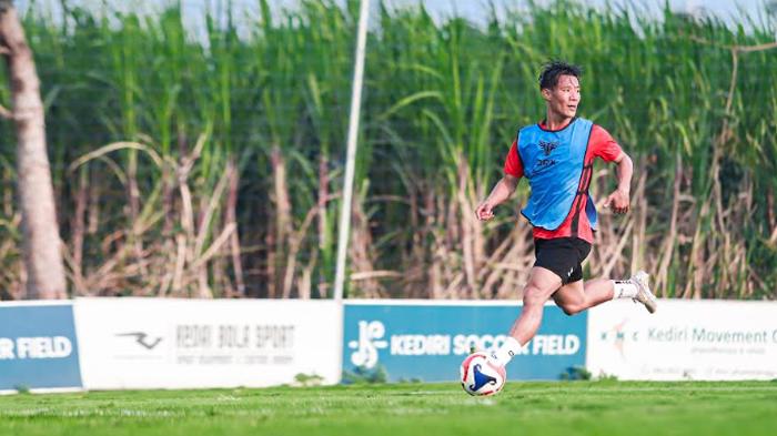 IKUT-LATIHAN-Bek-kanan-anyar-Persik-Kediri-Henhen-Herdiana-resmi-mulai-meng.jpg