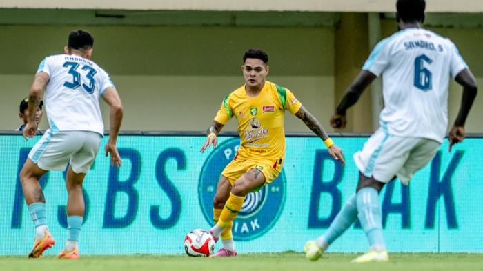 IMBANG-Pemain-Persebaya-Gali-Freitas-menguasai-bola-dikawal-d.jpg