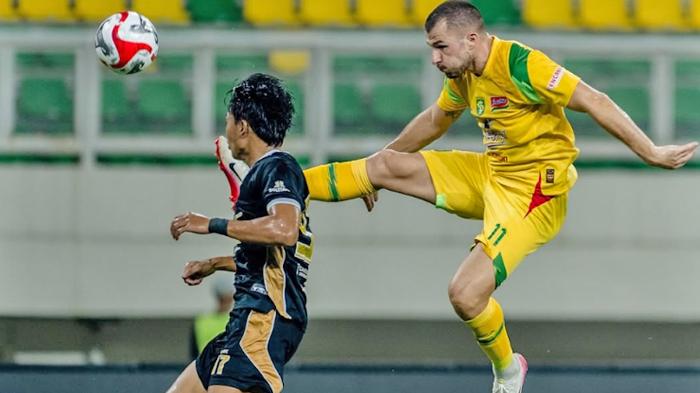 IMBANG-Striker-Persebaya-Surabaya-Mihailo-Perovic-berduel-da.jpg