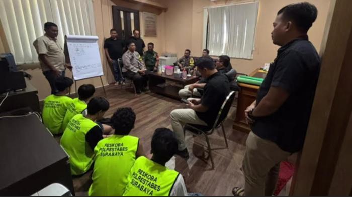 Razia Malam, Polrestabes Surabaya Ciduk 8 Pemuda Terindikasi Konsumsi Sabu untuk Tawuran