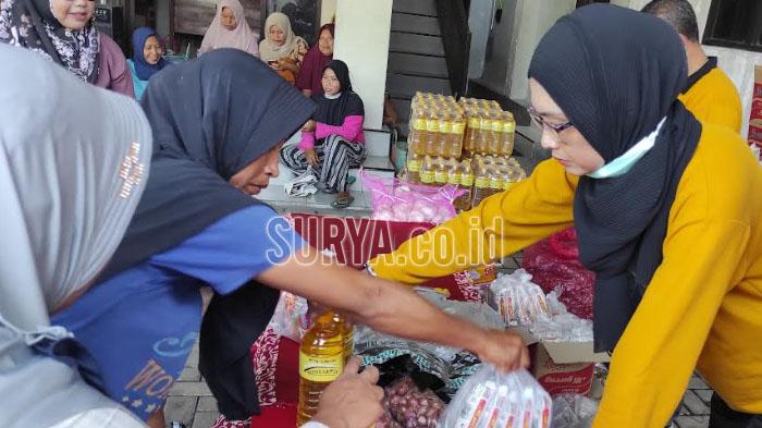 Ibu-ibu-menyerbu-operasi-pasar-di-Desa-Bakur-Kecamatan.jpg